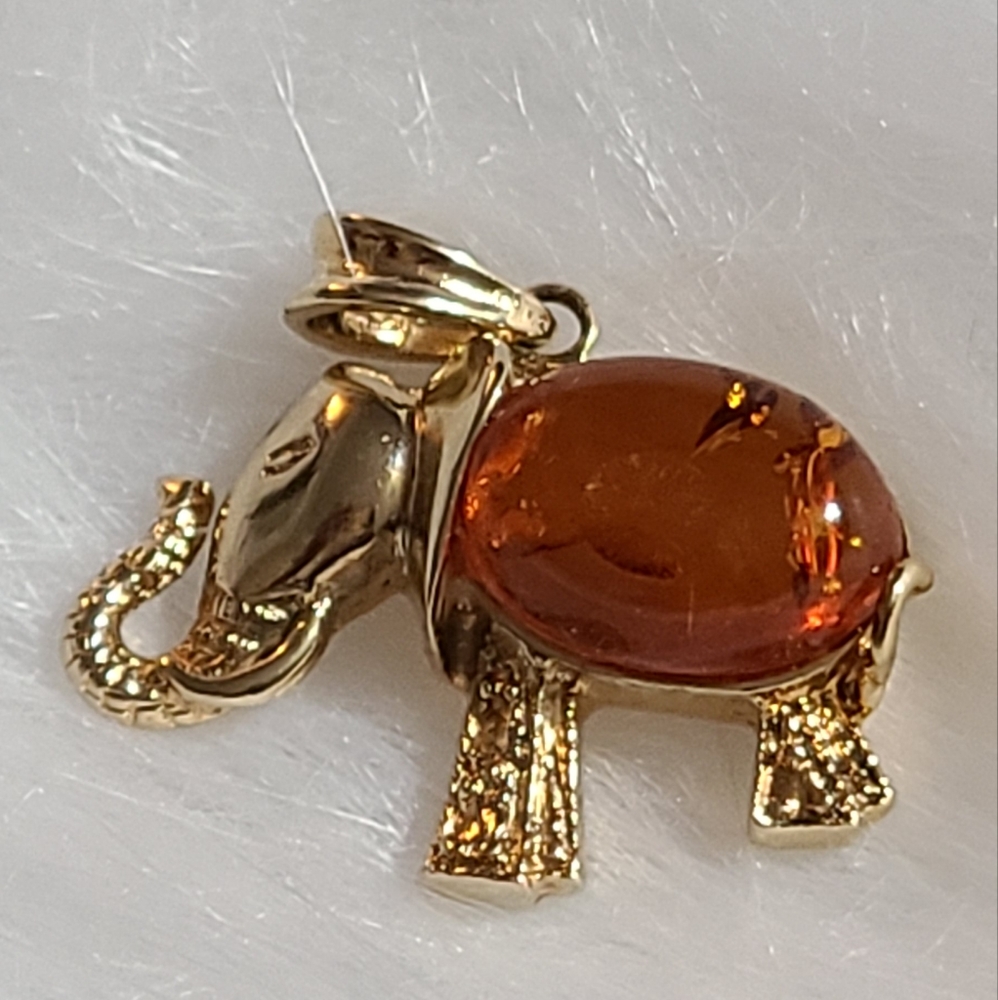 Vintage 9mm Cabochon Baltic Amber Set in Vermeil Elephant 🐘 Pendant